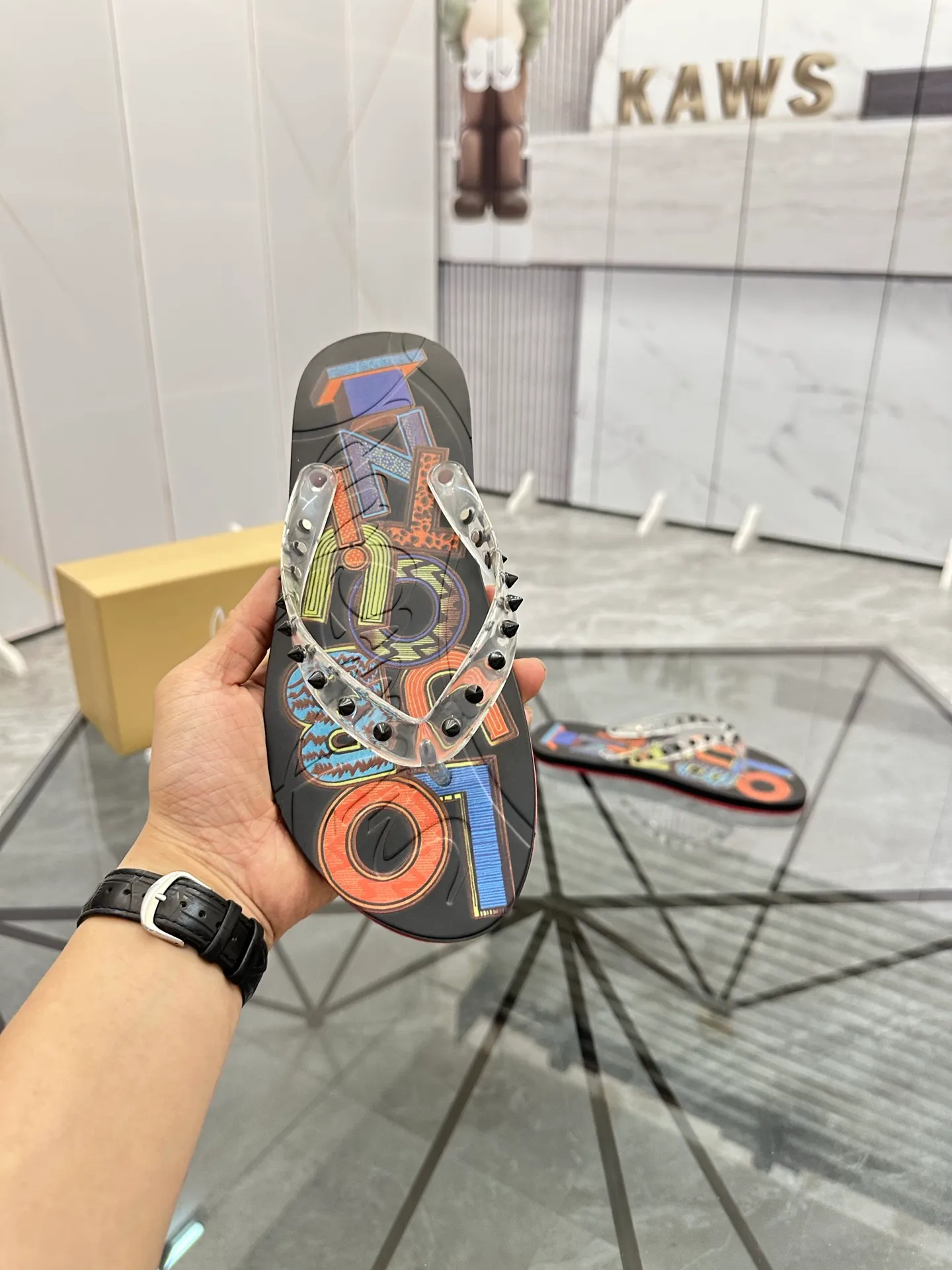 Men's shoes: 💰P280¥ Product trademark: CL red-soled shoes* "CL*" flip-flops Regular size: 36-44 (can be customized to 45.46) Couple style Product materials: Original material from upper counter, 5D color printing process, high-end rivets, original lining, original outsole. Number: 789